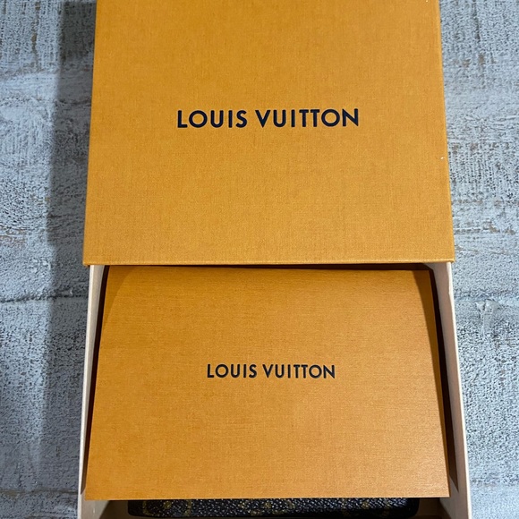 Louis Vuitton M60895
MULTIPLE WALLET - Picture 2 of 4